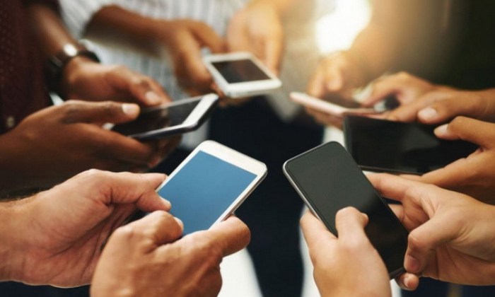 Perbedaan Gadget Flagship vs Mid-Range di Era Sekarang